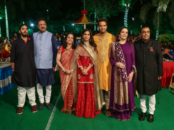मशहूर लोग हुए शामिल