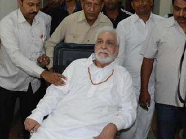bollywood actor kader khan in critical situation in canada, put on special ventilator bollywood actor kader khan in critical situation in canada, put on special ventilator