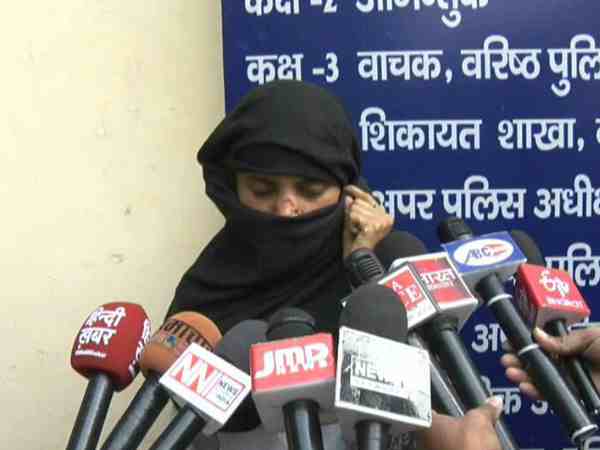 कानपुर: कोर्ट से लौट रही छात्रा पर दबंगों ने किया हमला, लोहे की रॉड से मारकर किया घायल कानपुर: कोर्ट से लौट रही छात्रा पर दबंगों ने किया हमला, लोहे की रॉड से मारकर किया घायल