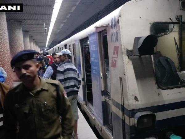 कोलकाता मेट्रो में लगी आग, यात्रियों में मची अफरा-तफरी कोलकाता मेट्रो में लगी आग, यात्रियों में मची अफरा-तफरी
