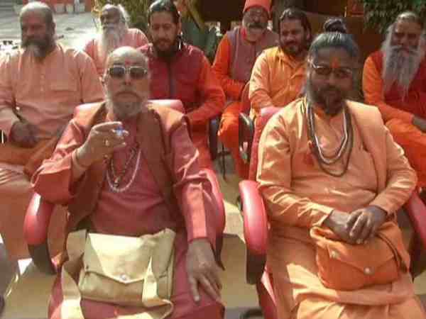 क्या कह रहे बाबा