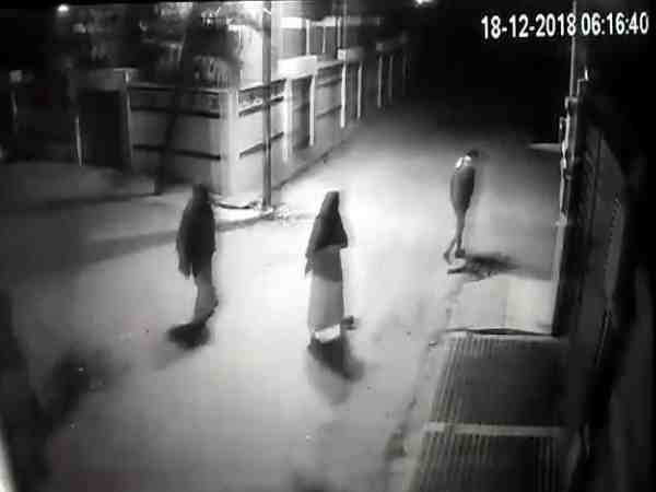 मध्य प्रदेश: घर में आराम फरमा रहे थे लोग, इसी बीच हजारों का सामान ले भागे चोर, सीसीटीवी में कैद हुई चोरी मध्य प्रदेश: घर में आराम फरमा रहे थे लोग, इसी बीच हजारों का सामान ले भागे चोर, सीसीटीवी में कैद हुई चोरी