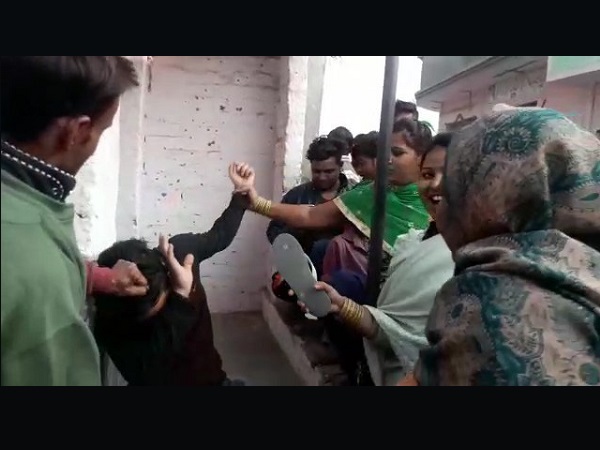 आगरा, उत्तर प्रदेश, युवती से छेड़छाड़, वीडियो वायरल, molestation, girl, up police, crime, Agra, Uttar Pradesh, viral video आगरा, उत्तर प्रदेश, युवती से छेड़छाड़, वीडियो वायरल, molestation, girl, up police, crime, Agra, Uttar Pradesh, viral video