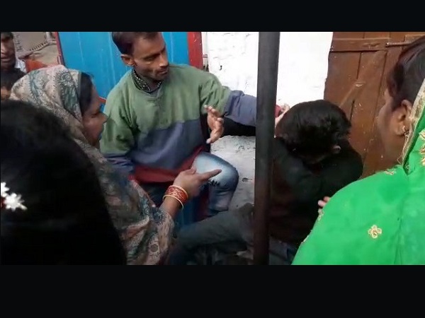 आगरा, उत्तर प्रदेश, युवती से छेड़छाड़, वीडियो वायरल, molestation, girl, up police, crime, Agra, Uttar Pradesh, viral video आगरा, उत्तर प्रदेश, युवती से छेड़छाड़, वीडियो वायरल, molestation, girl, up police, crime, Agra, Uttar Pradesh, viral video