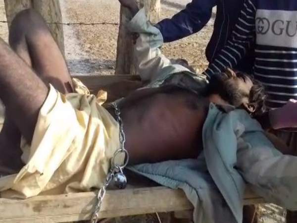 father locked his son on the cart for his mental illness in agra father locked his son on the cart for his mental illness in agra