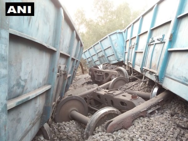 ट्रेन की बोगियां पलटने की वजह अभी स्पष्ट नहीं