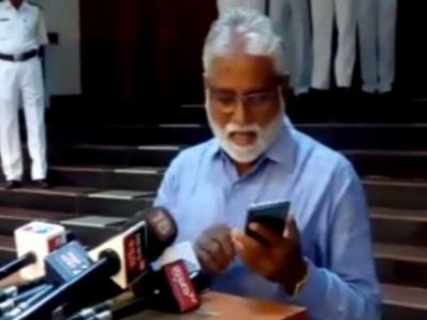 एन महेश को मोबाइल का इस्तेमाल करते हुए देखा गया था