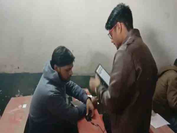 UPSSSC 2018: दूसरे की जगह बैठकर परीक्षा दे रहे सॉल्वरों को एसटीएफ टीम ने किया गिरफ्तार UPSSSC 2018: दूसरे की जगह बैठकर परीक्षा दे रहे सॉल्वरों को एसटीएफ टीम ने किया गिरफ्तार