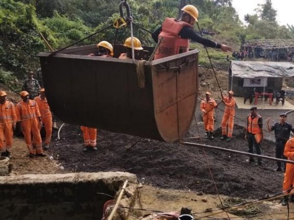 इस तरह के खनन में अधिकतर बच्चे जुड़े हुए हैं
