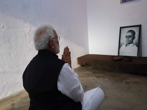 वीर सावरकर की फोटो के सामने आंख बंदकर बैठे पीएम मोदी