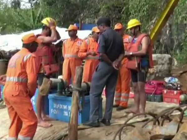 मेघालय खदान हादसा: 17वें दिन भी जारी बचाव कार्य, पानी का स्तर अभी भी कम नहीं मेघालय खदान हादसा: 17वें दिन भी जारी बचाव कार्य, पानी का स्तर अभी भी कम नहीं