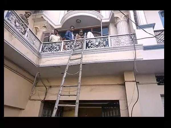 Bank officers broken door to enter house of businessman in Moradabad Bank officers broken door to enter house of businessman in Moradabad