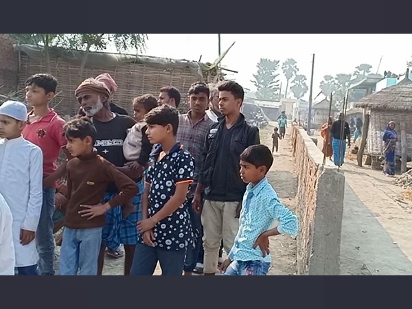 people made wall on a road divided it in two parts in muzaffarpur, bihar people made wall on a road divided it in two parts in muzaffarpur, bihar