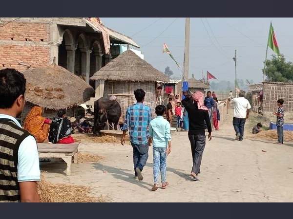 people made wall on a road divided it in two parts in muzaffarpur, bihar people made wall on a road divided it in two parts in muzaffarpur, bihar