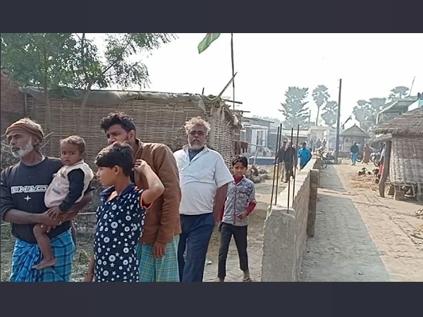 people made wall on a road divided it in two parts in muzaffarpur, bihar people made wall on a road divided it in two parts in muzaffarpur, bihar
