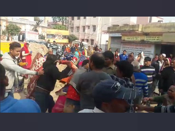 In-law conflict, 19 year old, daughter-in-law, jhansi, uttar pradesh police, uttar pradesh, crime, नवविवाहिता, हॉस्पिटल में हंगामा, मायके वालों ने ससुरालियों को पीटा, वीडियो In-law conflict, 19 year old, daughter-in-law, jhansi, uttar pradesh police, uttar pradesh, crime, नवविवाहिता, हॉस्पिटल में हंगामा, मायके वालों ने ससुरालियों को पीटा, वीडियो