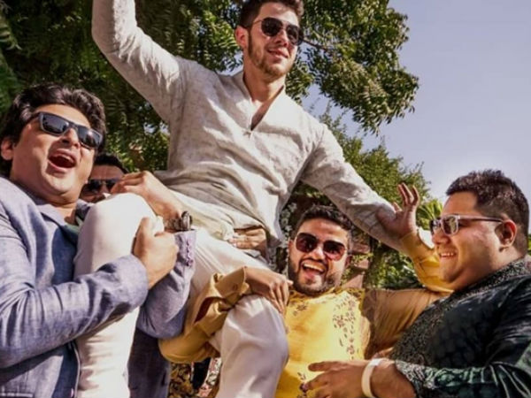 सोशल मीडिया पर वायरल हो रही हैं प्रियंका-निक की तस्वीरें