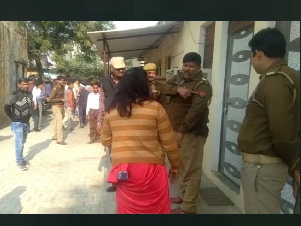 Viral Video, angry woman, woman reaction, agra, police chowki, woman losing purse, agra police, crime, वायरल वीडियो, आगरा, पुलिस, uttar pradesh police, uttar pradesh, police station in Agra, police station Viral Video, angry woman, woman reaction, agra, police chowki, woman losing purse, agra police, crime, वायरल वीडियो, आगरा, पुलिस, uttar pradesh police, uttar pradesh, police station in Agra, police station