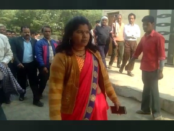 Viral Video, angry woman, woman reaction, agra, police chowki, woman losing purse, agra police, crime, वायरल वीडियो, आगरा, पुलिस, uttar pradesh police, uttar pradesh, police station in Agra, police station Viral Video, angry woman, woman reaction, agra, police chowki, woman losing purse, agra police, crime, वायरल वीडियो, आगरा, पुलिस, uttar pradesh police, uttar pradesh, police station in Agra, police station