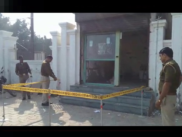 VIDEO: Thieves Took Away ATM With Cash at chhata-mathura VIDEO: Thieves Took Away ATM With Cash at chhata-mathura