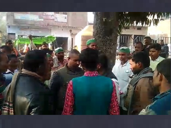 farmers sad in Shravasti, because they not received their wages of MGNREGA farmers sad in Shravasti, because they not received their wages of MGNREGA