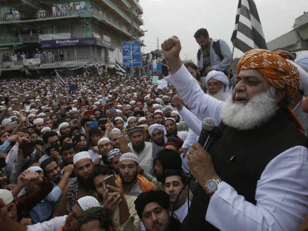 प्रदर्शनकारियों के साथ सरकार की डील