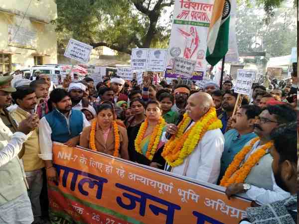 देश का शहरीकरण और कंपनीकरण हो रहा है