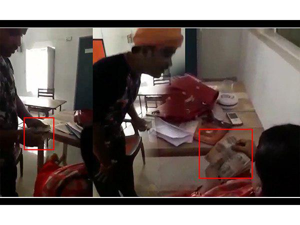 पीएम नरेंद्र मोदी के स्वच्छ भारत अभियान में रिश्वतखोरी का वीडियो हुआ वायरल, अधिकारी ले रहे घूस पीएम नरेंद्र मोदी के स्वच्छ भारत अभियान में रिश्वतखोरी का वीडियो हुआ वायरल, अधिकारी ले रहे घूस