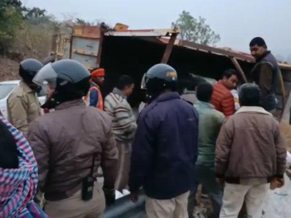 मारकुंडी घाटी पर गिरी ट्रक