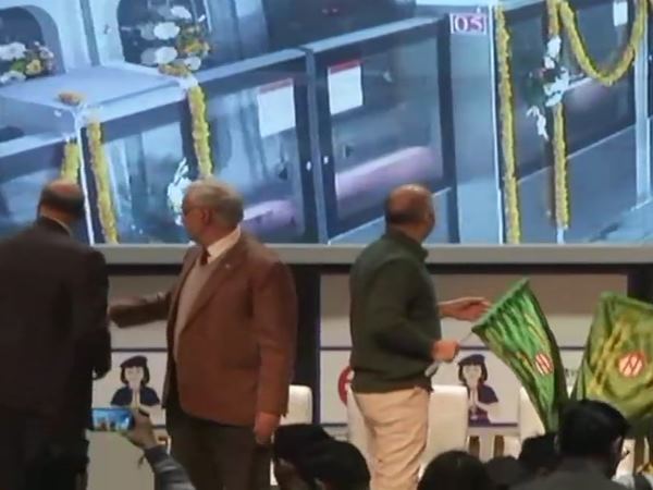 Lajpat Nagar Mayur Vihar Pocket 1 Metro pink line flagged off by Hardeep Singh and Manish Sisodia Lajpat Nagar Mayur Vihar Pocket 1 Metro pink line flagged off by Hardeep Singh and Manish Sisodia