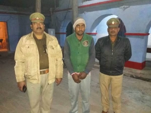 प्रशांत ने पीछे से आकर सुबोध को पकड़ा और गिरा दिया