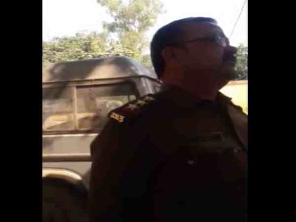 मऊ में पीड़ित परिवार से रिश्वत की मांग करते पुलिस का वीडियो वायरल मऊ में पीड़ित परिवार से रिश्वत की मांग करते पुलिस का वीडियो वायरल