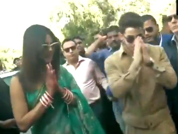 प्रियंका के साथ निक जोनस ने भी नमस्ते पर किया अभिवादन