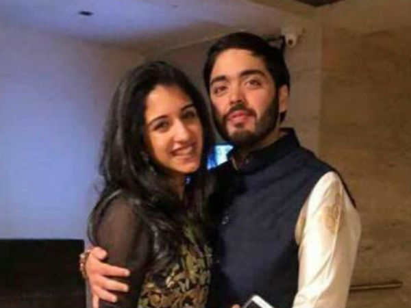 राधिका मर्चेंट बिजनेसमैन विरेन मर्चेंट की बेटी हैं