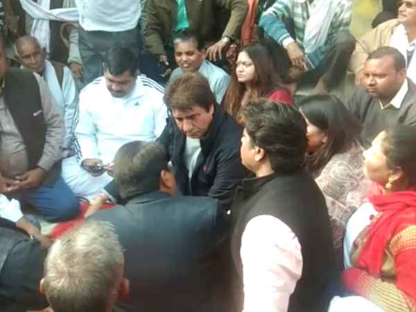 पुलिस केस को घुमा रही: राजबब्बर