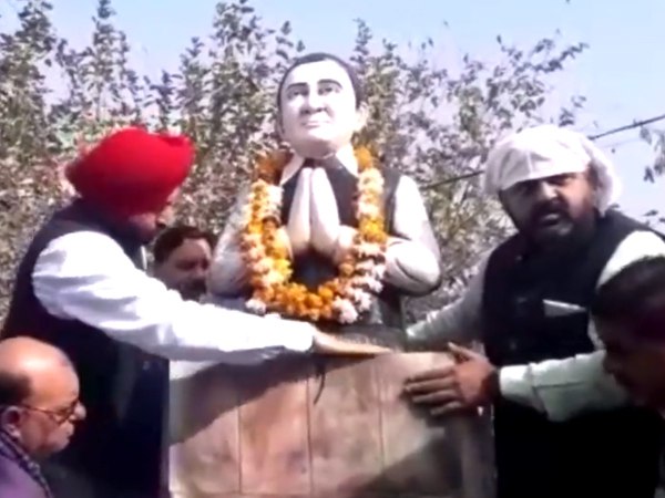 Youth Akali Dal Leaders Blacken Rajiv Gandhis Statue in Ludhiana, Congressclean it With Milk Youth Akali Dal Leaders Blacken Rajiv Gandhis Statue in Ludhiana, Congressclean it With Milk