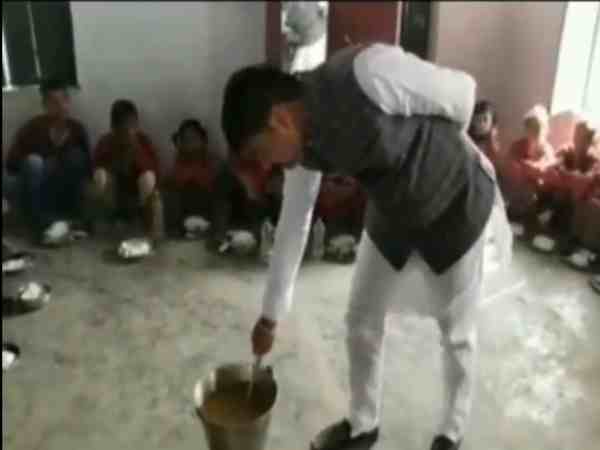 यूपी: स्कूल में खाना खा रहे बच्चों के बीच जूता पहनकर पहुंचे भाजपा विधायक, संतों ने की आलोचना, वीडियो वायरल यूपी: स्कूल में खाना खा रहे बच्चों के बीच जूता पहनकर पहुंचे भाजपा विधायक, संतों ने की आलोचना, वीडियो वायरल