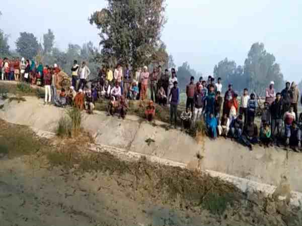 गांव के बाहर फंदे से झूलता मिला युवक का शव, सुसाइड नोट से आया चौंकाने वाला राज गांव के बाहर फंदे से झूलता मिला युवक का शव, सुसाइड नोट से आया चौंकाने वाला राज