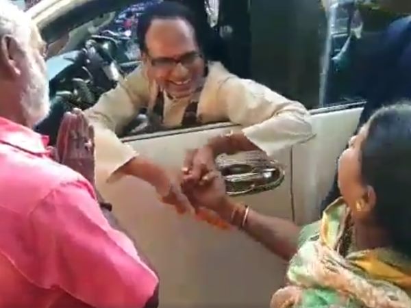 शिवराज सिंह चौहान को देख रोने लगी बुजुर्ग महिला