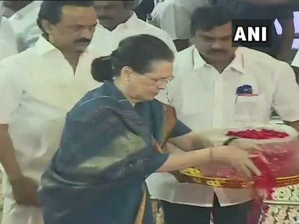 DMK हेडक्वाटर पर सोनिया गांधी ने किया करुणानिधी की प्रतिमा का अनावरण, समारोह में दिखी महागठबंधन की पहली तस्वीर DMK हेडक्वाटर पर सोनिया गांधी ने किया करुणानिधी की प्रतिमा का अनावरण, समारोह में दिखी महागठबंधन की पहली तस्वीर