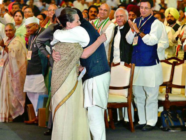 राहुल गांधी की अगुवाई में आक्रामक हुई कांग्रेस