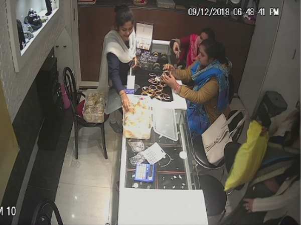 cctv viral of two woman who theft jwellery from shop in hardoi cctv viral of two woman who theft jwellery from shop in hardoi