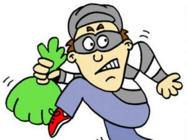 Thieves caught and beaten by the house owners while trying to break the lock Thieves caught and beaten by the house owners while trying to break the lock
