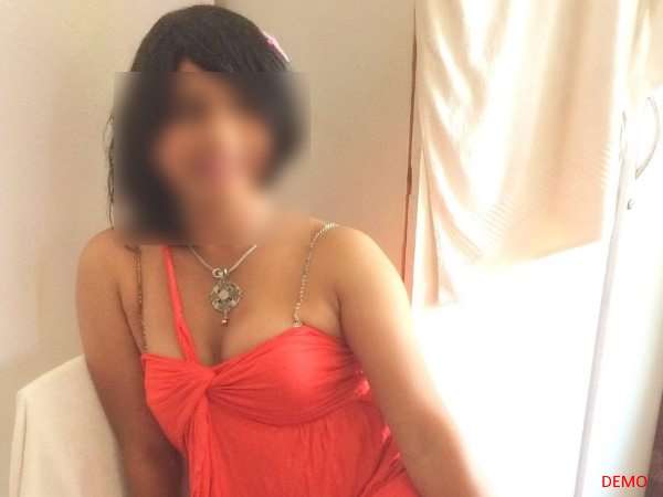 बस के पीछे किन्नर के साथ कर रहा था अश्लील हरकत