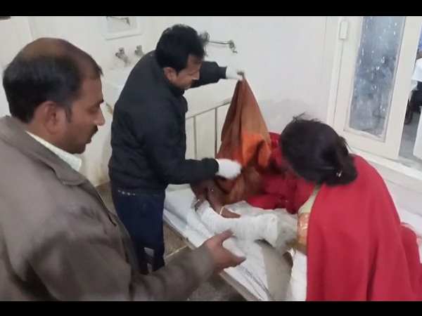 woman and her daughter burnt when tea vendor dropped his kettle in the train in najibabad woman and her daughter burnt when tea vendor dropped his kettle in the train in najibabad