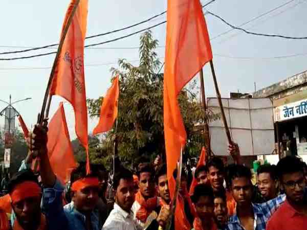 VIDEO: हिंदू युवा वाहिनी ने शौर्य दिवस के मौके पर जमकर किया हथियारों का प्रदर्शन, कानून की उड़ाई धज्जियां VIDEO: हिंदू युवा वाहिनी ने शौर्य दिवस के मौके पर जमकर किया हथियारों का प्रदर्शन, कानून की उड़ाई धज्जियां
