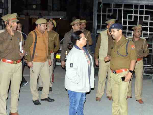 नोएडा के पॉश इलाके में हुई गोलीबारी, एक की मौत एक की हालत गंभीर नोएडा के पॉश इलाके में हुई गोलीबारी, एक की मौत एक की हालत गंभीर