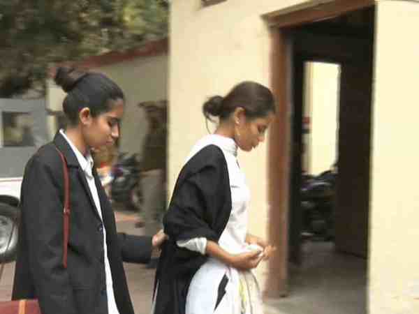कानपुर: कोर्ट से लौट रही छात्रा पर दबंगों ने किया हमला, लोहे की रॉड से मारकर किया घायल कानपुर: कोर्ट से लौट रही छात्रा पर दबंगों ने किया हमला, लोहे की रॉड से मारकर किया घायल