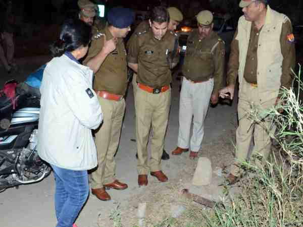 नोएडा के पॉश इलाके में हुई गोलीबारी, एक की मौत एक की हालत गंभीर नोएडा के पॉश इलाके में हुई गोलीबारी, एक की मौत एक की हालत गंभीर
