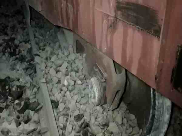 फर्रुखाबाद में ट्रैक से उतरकर एक किमी तक घिसटती रही ट्रेन, रायबरेली में भी टूटी मिली पटरी फर्रुखाबाद में ट्रैक से उतरकर एक किमी तक घिसटती रही ट्रेन, रायबरेली में भी टूटी मिली पटरी
